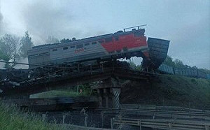 (影) 不只戰機、潛艇挨轟！ 俄境傳多起鐵路爆炸 總統官邸附近工廠也遭火焚