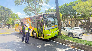 北市公車自撞路樹  6人輕傷送醫治療