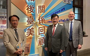 AIT處長參觀國史館  見證雷根的六項保證