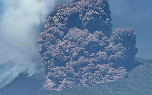 爆炸聲40里外聽得到! 義艾特納火山十年來最猛烈噴發 40遊客緊急撤離