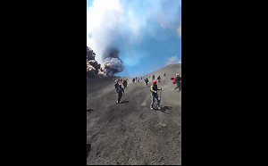 (影) 驚悚逃命瞬間全都錄!義埃特納火山突噴發 40多遊客現場驚慌狂奔