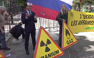 (影) 「馬克宏」被偷了! 不滿法國「兩面手法」 抗議者搬走蠟像籲停與俄貿易