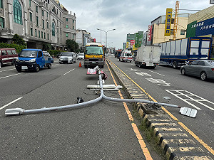 彰化路燈被車撞倒擊中另2車 肇事男受傷送醫