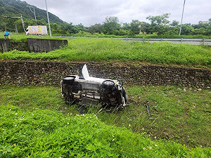 宜蘭連2天長者駕駛車禍  69歲婦駕車暴衝翻落武營橋