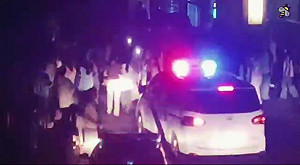 (影) 湖南爆發學生抗議! 警闖校園強抓3「喊樓」同學 數百人組人牆與警推擠