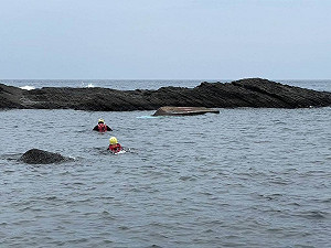 舢舨船貢寮近海翻覆 消防下水搜索
