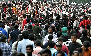 近20萬人瘋狂擠爆球場！印班加羅爾踩踏事故釀11死