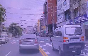 男彰化闖紅燈逆向拒檢 警開17張罰單至少罰3萬元