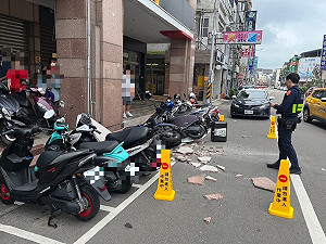 苗市大樓外牆裝飾花崗石墜落  砸損6機車無人傷