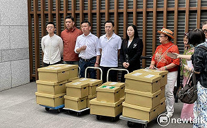 罷免吳思瑤連署書遭拒收 「地動刪瑤」等到五點半：盼張克晉莫忘初衷