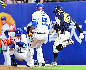 悍將劉俊豪守備失誤  陳金鋒：補位接球是基本