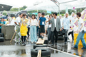 凱道成大型遊樂場 賴清德大雨中與孩童玩樂：增加孩子遊戲時間、空間