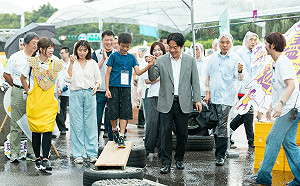 凱道成大型遊樂場 賴清德大雨中與孩童玩樂：增加孩子遊戲時間、空間