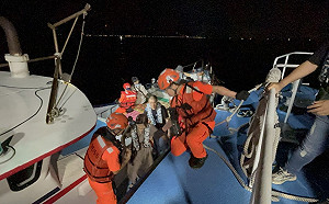 娛樂遊憩漁船燭台嶼擱淺船身傾斜 海巡3巡防艇聯手救援47人