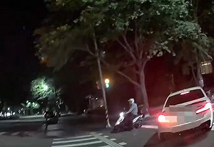 轎車疑毒駕逆向停路中央飄異味 台中警壓制送辦