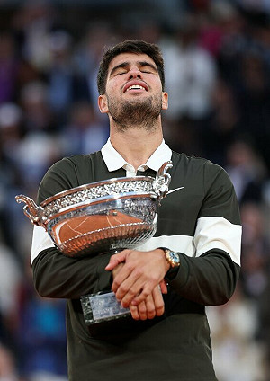 艾卡拉茲5盤大逆轉擊倒辛納! 完成法網男單連霸奪第5座大滿貫金盃