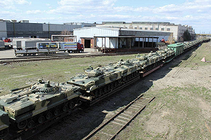 蜘蛛網行動 2.0！傳烏無人機偷偷衝出俄運輸火車 毀13坦克與百輛軍車