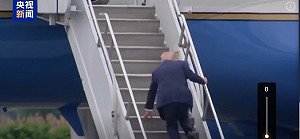 以後不敢再笑拜登了! 川普登機險絆倒 網譏:立刻進行「認知測試」…..