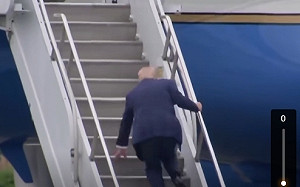 以後不敢再笑拜登了! 川普登機險絆倒 網譏:立刻進行「認知測試」…..