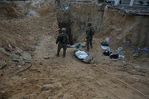 (影) 以軍從地道中拖出辛瓦爾遺體! 千萬份食物直送加薩難民 哈瑪斯遭唾棄......