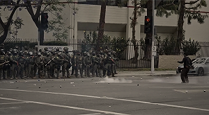 （影）重演中國某段歷史？加州滑板少年 隻身面對川普武裝防暴警察