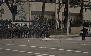 (影)重演中國某段歷史?加州滑板少年 隻身面對川普武裝防暴警察