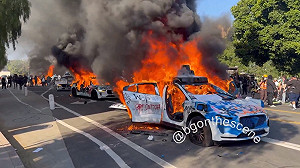 (影) 洛杉磯移民暴亂延燒! 警民衝突升溫 Waymo自動駕駛計程車中陷阱遭焚