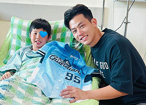 受傷小球迷激動落淚！戴培峰探望承諾再送這禮物