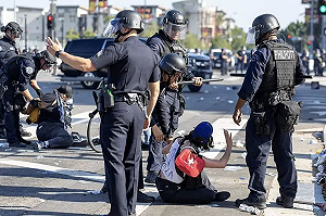 (影)美邊境巡邏隊開槍射傷女抗議者! 川普下令增派國民警衛隊 聯邦法官說不