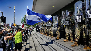 (影) 川普欲引《反叛亂法》增派陸戰隊! ICE突襲工廠、農地大抓非法移民