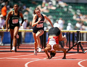 (影) 美高中運動員「滾」出金牌！ 絆倒後急中生智 網友驚嘆精彩表現