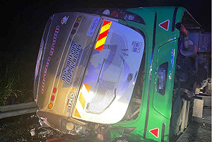 馬來西亞車禍慘劇！大學巴士追撞側翻 15死27傷 一家4口無一生還