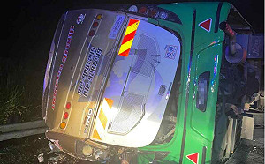 馬來西亞車禍慘劇！大學巴士追撞側翻 15死27傷 一家4口無一生還