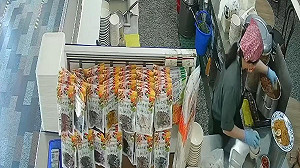 網友目擊油豆腐倒回滷鍋!周氏蝦捲遭稽查