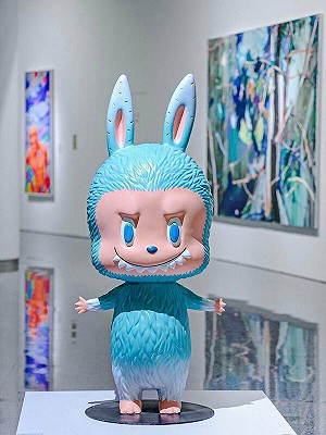 創盲盒玩具最高拍賣紀錄! 泡泡瑪特等身大薄荷綠「Labubu」450萬拍出