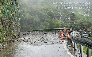 強震後連日大雨！台8線「豁然亭路段」落石封路  明中午搶通有望