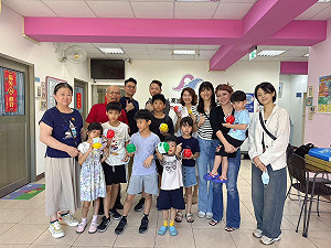 用藝術點亮孩子的希望 劉柱均義賣畫作捐助路竹小天使家園 