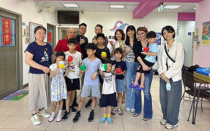 用藝術點亮孩子的希望 劉柱均義賣畫作捐助路竹小天使家園 