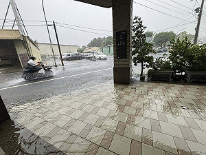 南部豪雨狂炸!高屏5地列淹水警戒 高雄已淹半個輪胎高