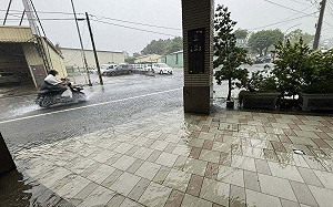 南部豪雨狂炸！高屏5地列淹水警戒 高雄已淹半個輪胎高