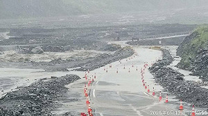 暴雨狂襲南台灣！南橫公路一便道遭土石沖毀100公尺 人車無法通行