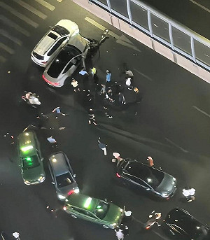 （影）又是獻忠？ 中國鄭州小米SU7 十字路口失控撞16車