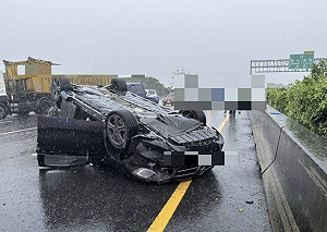 中山高彰化段疑天雨路滑 1車翻覆3車追撞