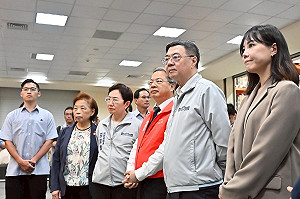 卓揆赴關務署臺北關視察防杜違規轉運成效 盼與產業共組出口國家隊擦亮MIT招牌