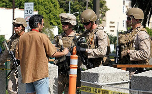 全美串連無王日抗議前夕 200名陸戰隊抵洛杉磯