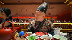 館長赴中吹捧垃圾桶、體驗宮廷宴疑穿太監服　慘被兩岸網友狠酸