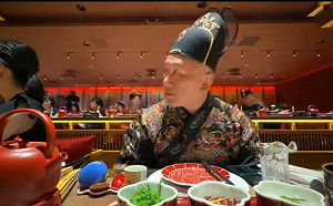 館長赴中吹捧垃圾桶、體驗宮廷宴疑穿太監服　慘被兩岸網友狠酸