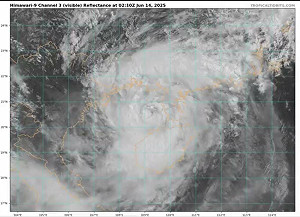 蝴蝶颱風結構仍完整！鄭明典曬圖曝維持輕颱原因