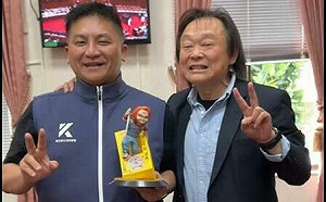 抱「恰吉公仔」給王世堅簽名 吳宗憲：民主國家本就不是要殲滅在野黨