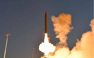 (影) 以大氣層外攔截伊導彈畫面曝光! 「箭-3」有效迎擊 伊朗5輪猛攻以民3死80傷